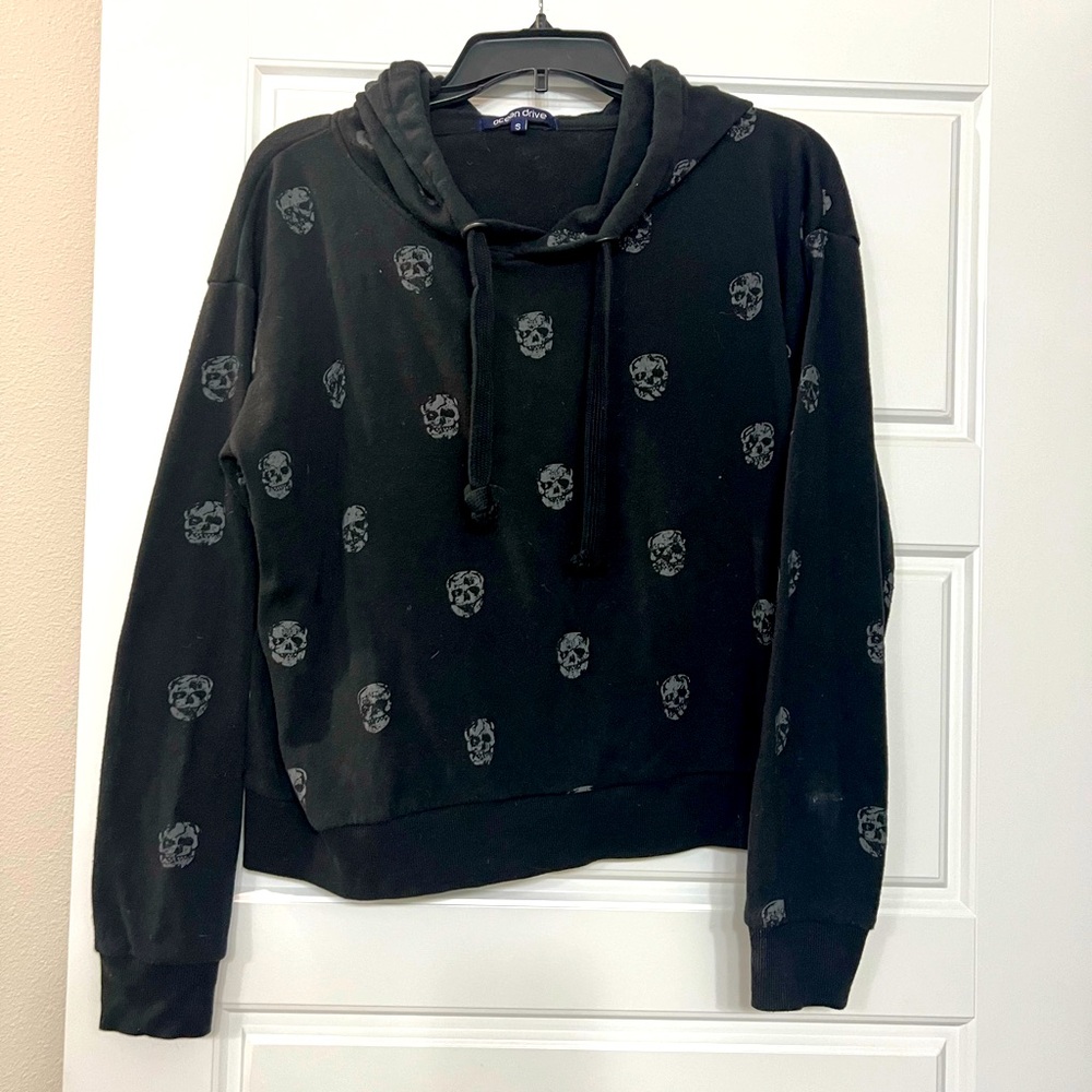 Woman’s small skull sweatshirt